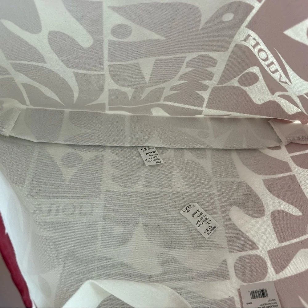 Vuori Holiday 25 Tote & Matching Pouch – Strawberry – NWT Gift With Purchase